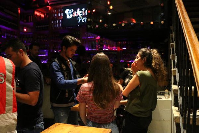İstanbul'da Eğlence Mekanlarına Polis Denetimi Turistlerden Büyük İlgi Gördü