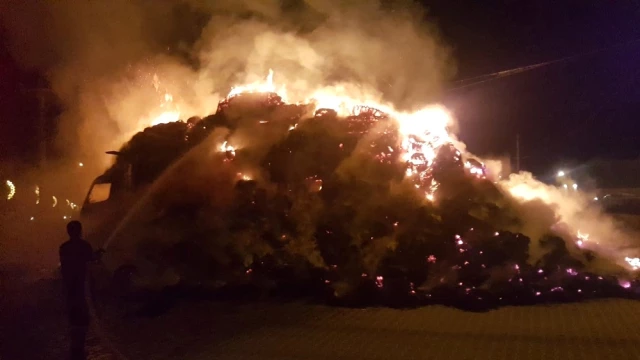 Manisa'da İki Ayrı Mahallede Saman Yüklü İki Kamyon, Aynı Anda Alev Alev Yandı