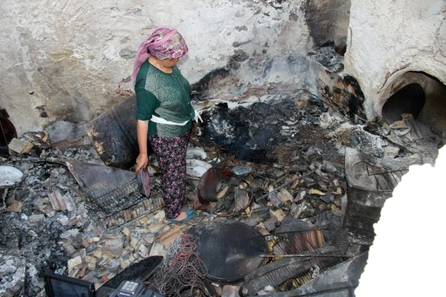 Muğla'daki Yangında Evi Yanan Kadın, Küle Dönen Yuvasını Terk Etmiyor