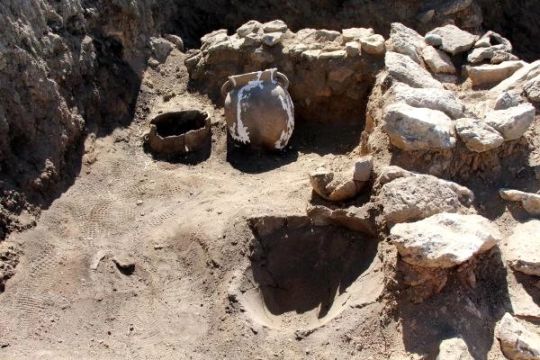 Batı Anadolu'nun En Eski Yerleşim Yerinde, 5 Bin Yıllık Küpler Bulundu