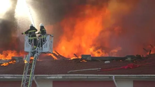 Lise ve Yanındaki Kız Yurdunun Çatısı Yanarak Kül Oldu
