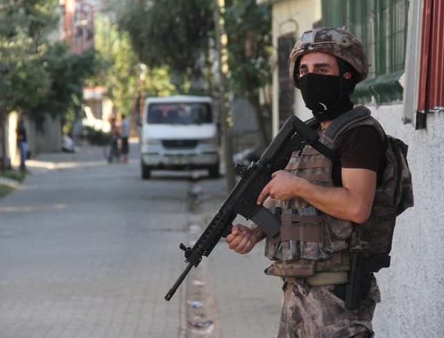 Uyuşturucu Tacirlerini Yakalayan Polise Sokak Ortasında Ateş Açtılar!