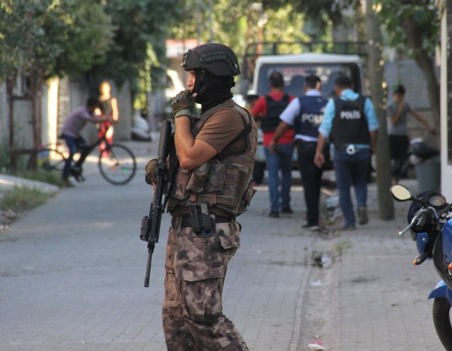 Uyuşturucu Tacirlerini Yakalayan Polise Sokak Ortasında Ateş Açtılar!