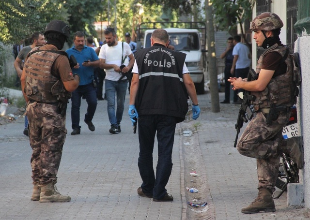 Uyuşturucu Tacirlerini Yakalayan Polise Sokak Ortasında Ateş Açtılar!