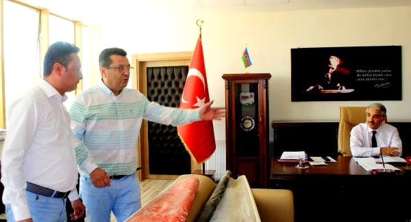 CHP'li Vekil, Atatürk Posteriyle Milli Eğitim Müdürü'nün Makamını Bastı