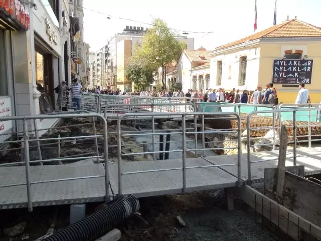 Kazı Çalışmalarının Sürdüğü İstiklal Caddesi'nde Fareler Görülmeye Başlandı