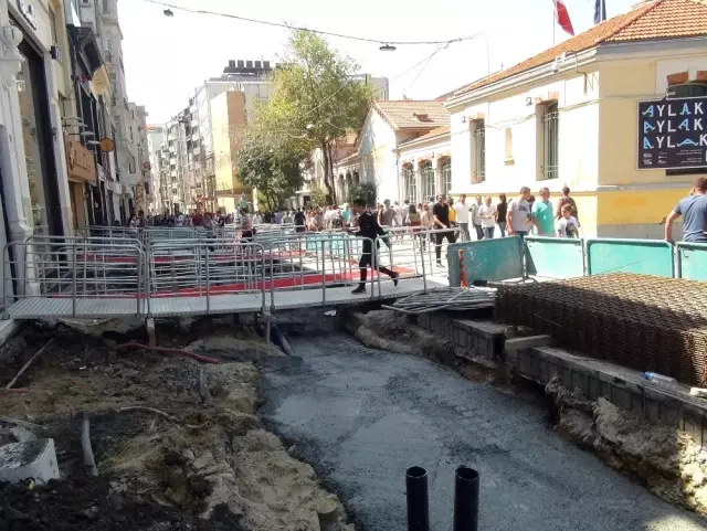 Kazı Çalışmalarının Sürdüğü İstiklal Caddesi'nde Fareler Görülmeye Başlandı