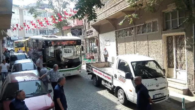 Vatandaşlar, Sürücüsü Bulunamayan ve Trafiği Tıkayan Aracı El Birliğiyle Kenara Çekti