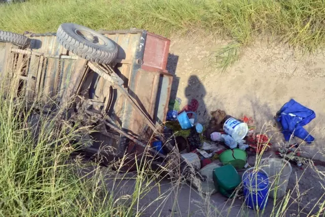 Traktör Römorku Kanala Yuvarlandı, 19 İşçi Yaralandı