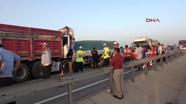 Eskişehir'de Anız Yangını Yüzünden 14 Araç Birbirine Girdi, 12 Kişi Yaralandı
