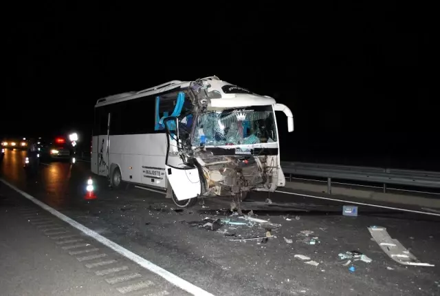 Manisa'da Minibüs, TIR'a Arkadan Çarptı: 16 Yaralı