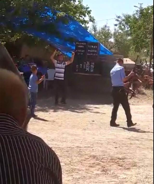 Pompalı Tüfekle Düğün Alanına Giren Grup, Kimseye Aldırmadan Havaya Ateş Açtı