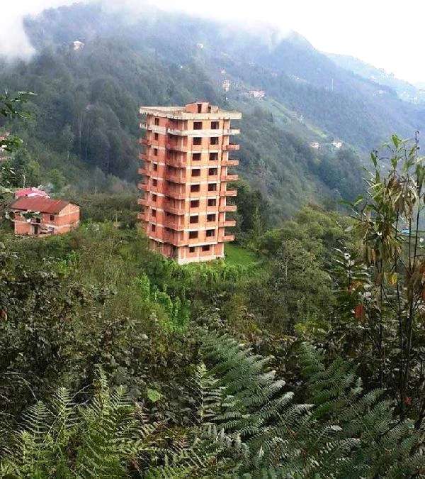 Sürmene'de Yaylanın Ortasına Dikilen 9 Katlı Binanın Sahibi Konuştu: Doğayı Düşünerek Yaptık