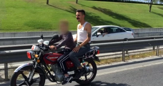 Motosikletli Çocuk Sürücü Ölüme Meydan Okudu, Arkadaşı Arkasında Dans Etti