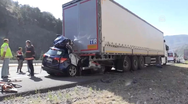 Ankara'da Otomobil, Park Halindeki TIR'a Çarptı, 5 Kişi Öldü