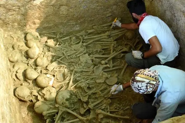 Çanakkale'deki 2 Bin Yıllık Oda Mezardan Kazdıkça İskelet Çıktı