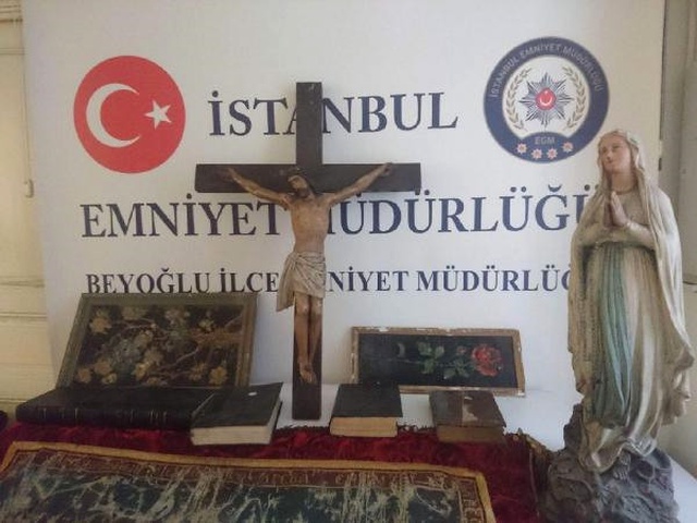 Beyoğlu'ndaki Latin Kilisesini Soyan Hırsızlar Yakayı Çabuk Ele Verdi
