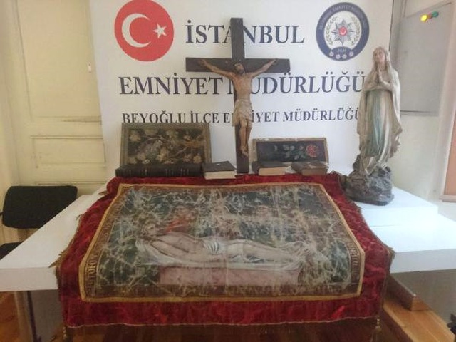 Beyoğlu'ndaki Latin Kilisesini Soyan Hırsızlar Yakayı Çabuk Ele Verdi