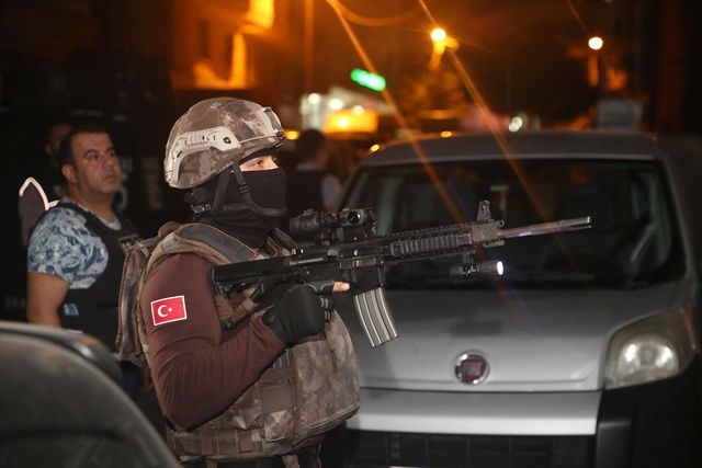 Merdivenin Önüne Duvar Ören Uyuşturucu Satıcıları, Balyoz Yardımıyla Yakalandı