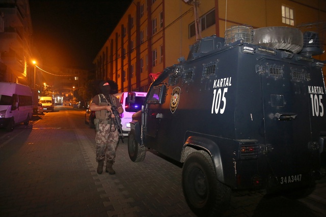 Merdivenin Önüne Duvar Ören Uyuşturucu Satıcıları, Balyoz Yardımıyla Yakalandı