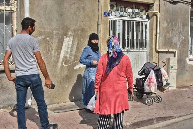 Evde Tek Başına Bırakılan Çocuk, Pencereye Çıkıp Yardım İstedi