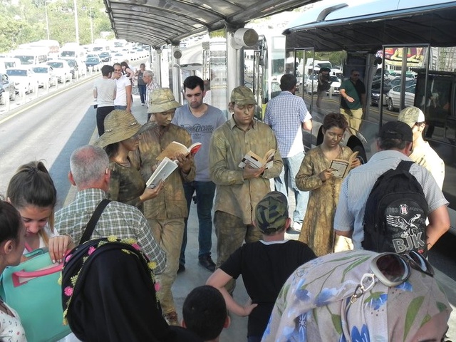 Toplu Taşımada Kitap Okuma Oranını Artırmak İçin Heykel Oldular