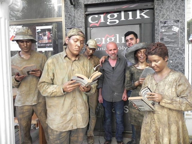 Toplu Taşımada Kitap Okuma Oranını Artırmak İçin Heykel Oldular