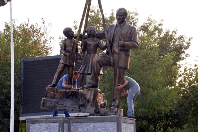 Diyarbakır'da Tahrip Edilen Atatürk Anıtı, Onarılarak Yerine Monte Edildi