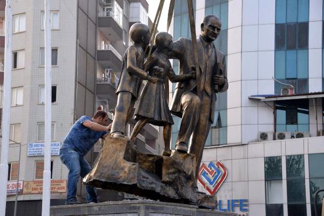 Diyarbakır'da Tahrip Edilen Atatürk Anıtı, Onarılarak Yerine Monte Edildi