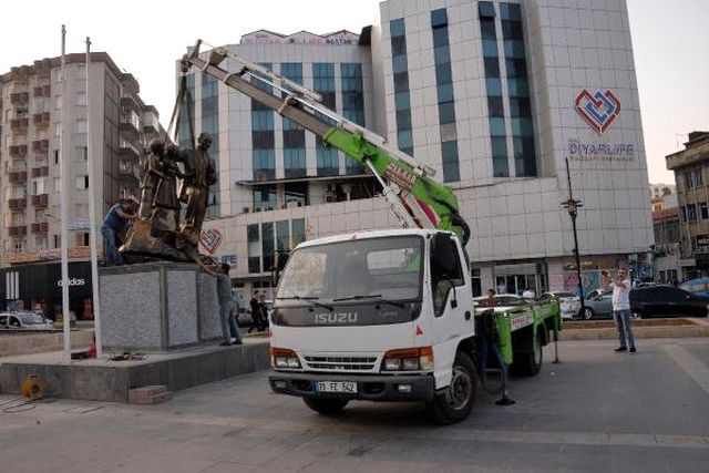 Diyarbakır'da Tahrip Edilen Atatürk Anıtı, Onarılarak Yerine Monte Edildi