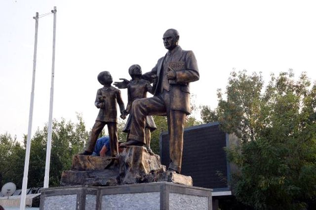 Diyarbakır'da Tahrip Edilen Atatürk Anıtı, Onarılarak Yerine Monte Edildi