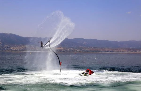 Burdur Gölü'nde Su Jeti ve Flyboard Şampiyonası'na 9 ülke katıldı