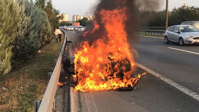 Gazı Bitince Benzine Geçen Araç, Alev Topuna Döndü!