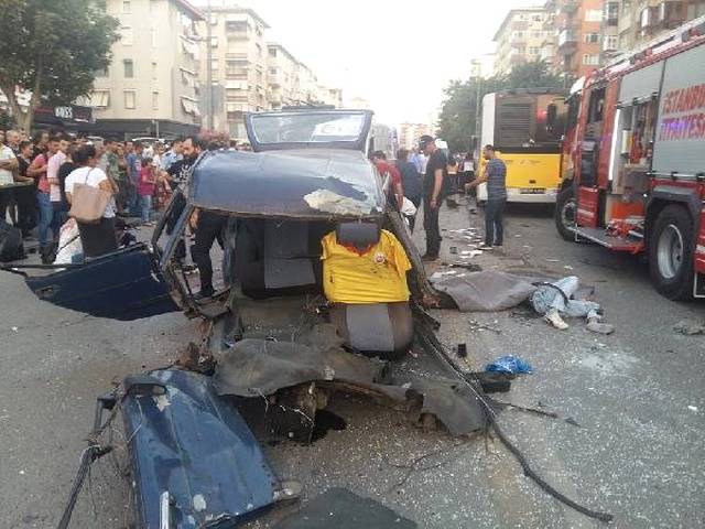 Kadıköy'de Feci Kaza! Otomobil, İETT Otobüsünün Altına Girdi: 1 Ölü, 3 Yaralı