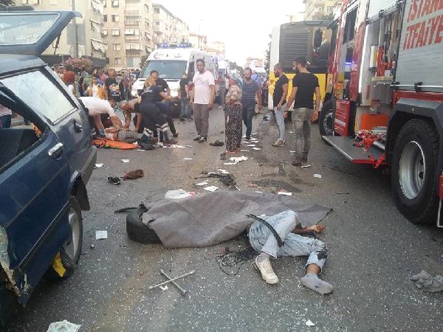 Kadıköy'de Feci Kaza! Otomobil, İETT Otobüsünün Altına Girdi: 1 Ölü, 3 Yaralı