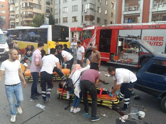 Kadıköy'de Feci Kaza! Otomobil, İETT Otobüsünün Altına Girdi: 1 Ölü, 3 Yaralı