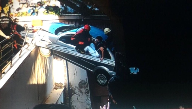 Kadın Sürücü, Aracıyla Birlikte Havada Asılı Kaldı