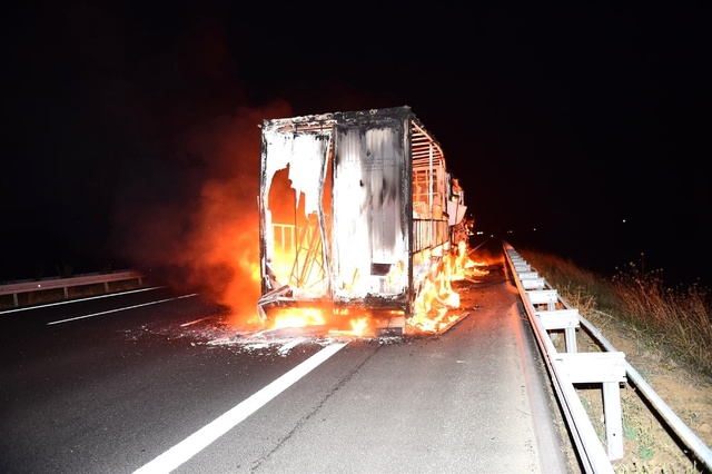 Bursa'da Mobilya Yüklü TIR, Seyir Halindeyken Yandı