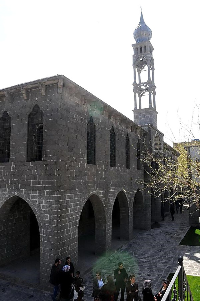 Ortadoğu'nun En Büyük Ermeni Kilisesinde Hırsızlar Cirit Atıyor!
