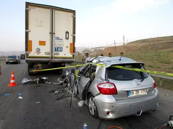 TIR ile Çarpışan Otomobildeki Anne ile Oğlu Öldü, Baba ile Kızı Yaralandı