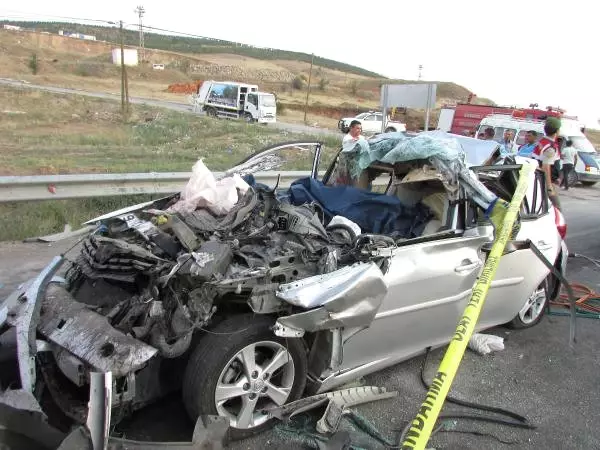 TIR ile Çarpışan Otomobildeki Anne ile Oğlu Öldü, Baba ile Kızı Yaralandı