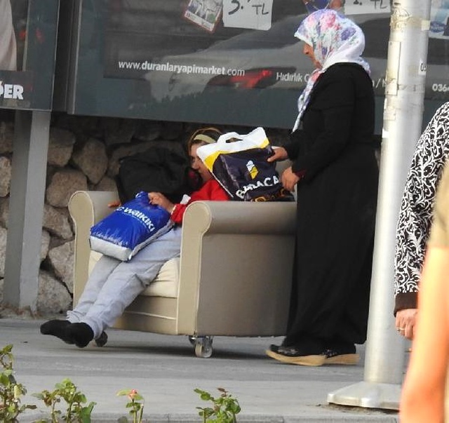 Valilikten Yardım Kabul Etmeyen Anne, Engelli Kızını Koltukta Gezdiriyor