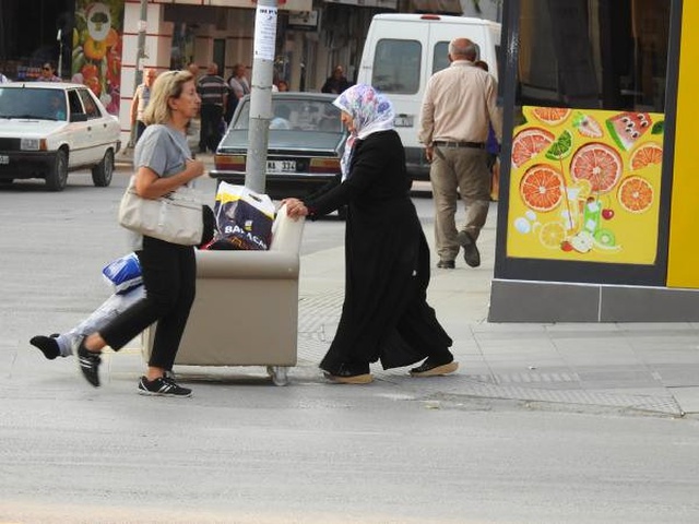 Valilikten Yardım Kabul Etmeyen Anne, Engelli Kızını Koltukta Gezdiriyor