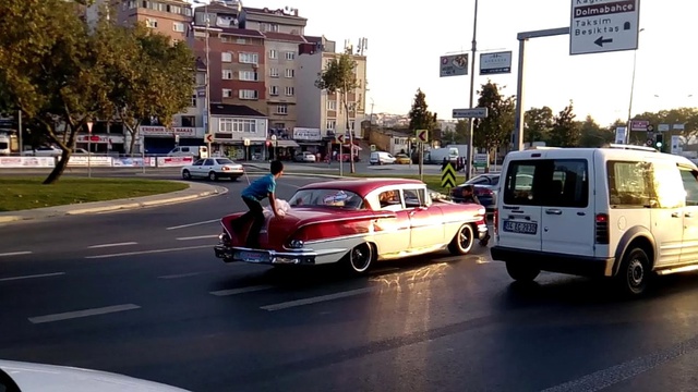Gelin Arabasından Bahşiş Kapmaya Çalışan Çocuklar, Ölüme Meydan Okudu