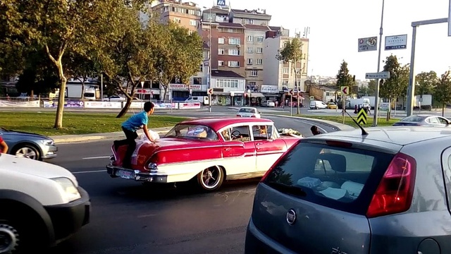 Gelin Arabasından Bahşiş Kapmaya Çalışan Çocuklar, Ölüme Meydan Okudu