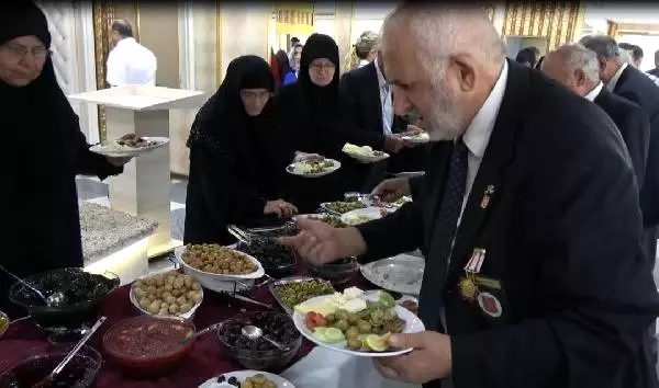 Protokole Garsonlu Servis, Gazilere Self Servis