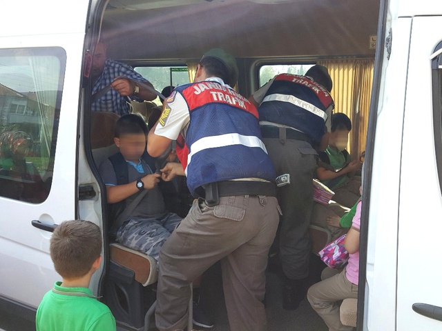 17 Kişilik Okul Servisine 32 Öğrenci Bindiren Şoför Jandarmaya Yakalandı