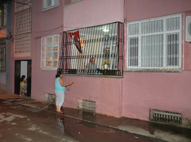 Balkonda Oturan Yaşlı Adamın Yüzüne Kezzap Döküp Kaçtılar!