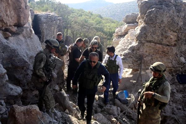 12 PKK'lının Öldürüldüğü Bölgede İnceleme Yapan Vali Şaştı Kaldı: Karargah Gibi