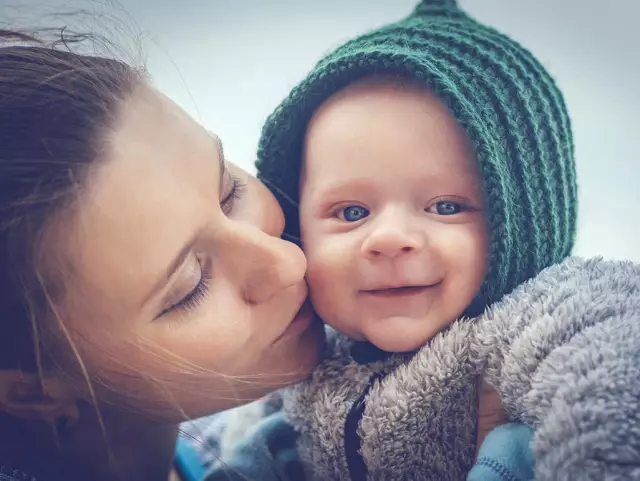 Bebeğiniz Sabrı, Sizin Paketi Nasıl Açtığınızı İzleyerek Öğreniyor